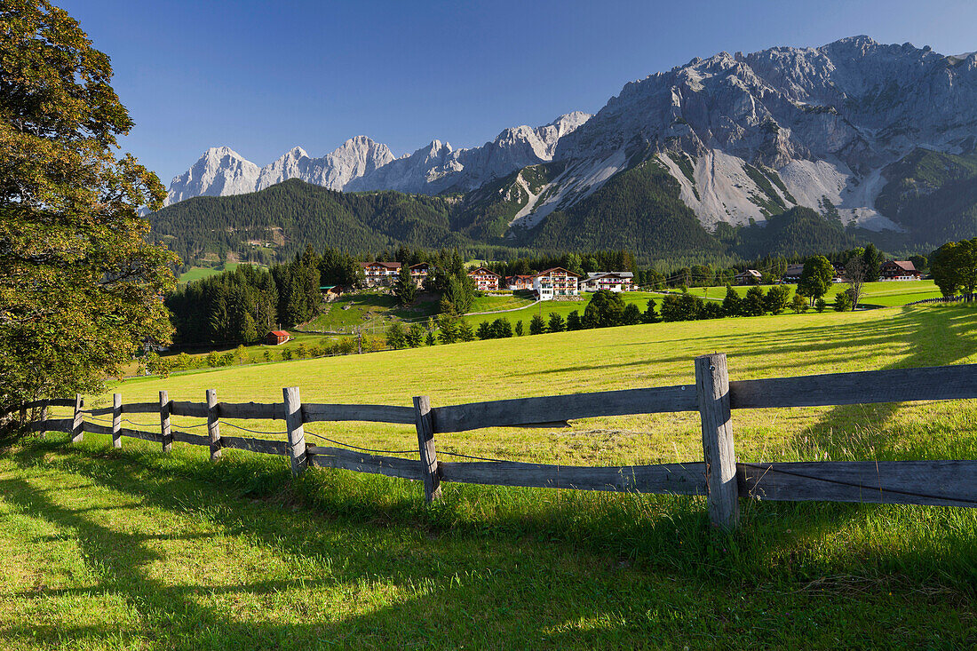 Blick über Felder Richtung Dachstein, Ramsau am Dachstein, Steiermark, Österreich
