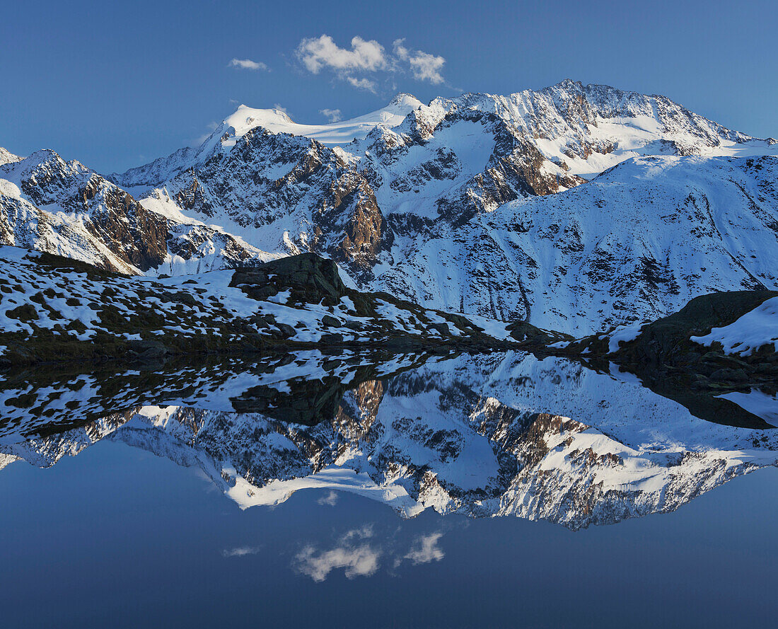 Spiegelung der Berge in Namenlose See, Wilder Pfaff, Zuckerhütl, Aperer Pfaff, Mutterbergalm, Stubaier Alpen, Tirol, Österreich