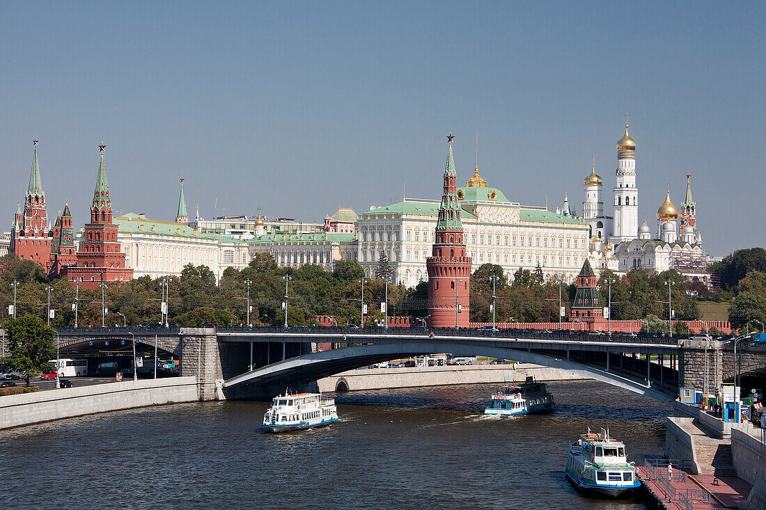 Rusia, Moscow City, The Kremlin, Vodovzvodnaya Tower and Ivan the Great Belfry