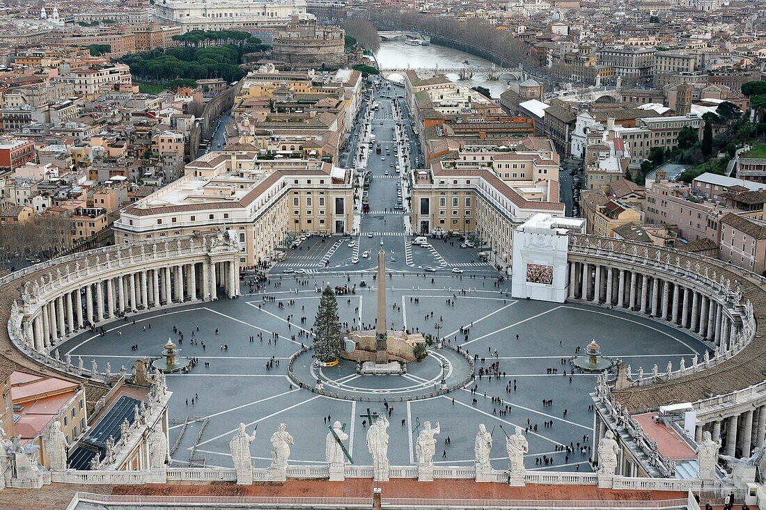 Saint Peter's square . Roma. Italy. (ROME, Latium, ITALIE)