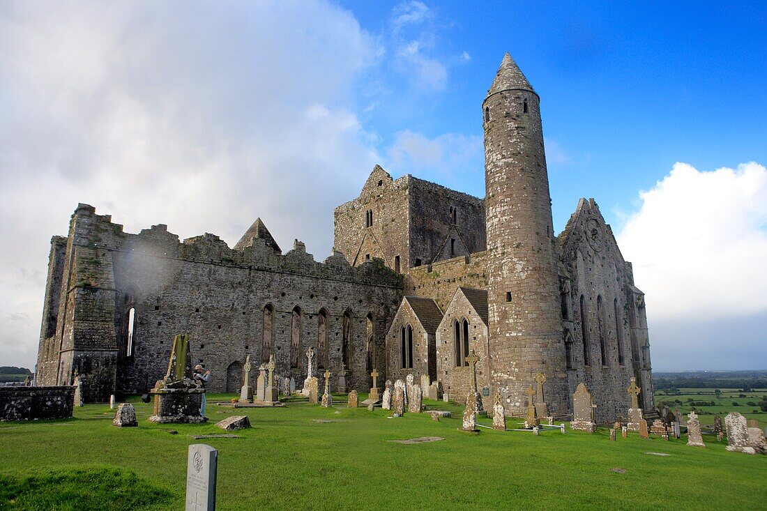 Cathedral 1235-1270 and Round tower c  1100, Tipperary, Rock of Cashel, Ireland