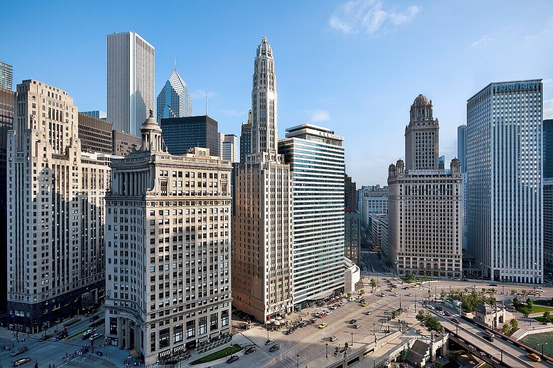 Wacker Drive view in Downtown Chicasgo looking south from Trump Tower