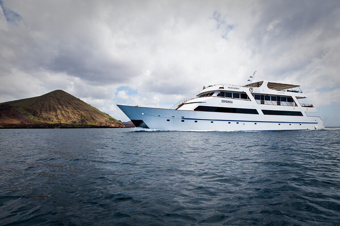 Luxusjacht unter Wolkenhimmel vor der Insel Bartolome, Galapagos Inseln, Ecuador, Südamerika