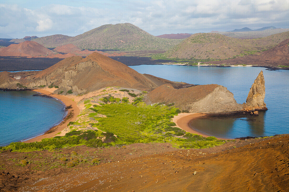 Felsformation Pinnacle Rock auf der Insel Bartolome, im Hintergrund Isla Santiago,  Galapagos Inseln, Ecuador, Südamerika