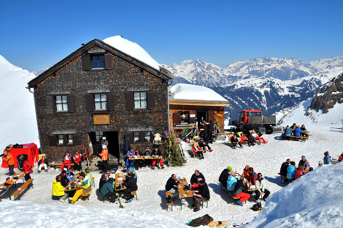 Menschen vor der Wormser Hütte unter dem Hochjoch, Skigebiet Silvretta Montafon im Montafon, Vorarlberg, Österreich, Europa
