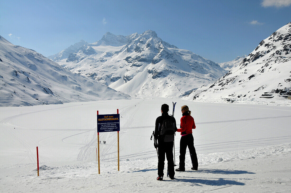 Menschen am Stausee auf der Bieler Höhe an der Silvretta, Montafon, Vorarlberg, Österreich, Europa