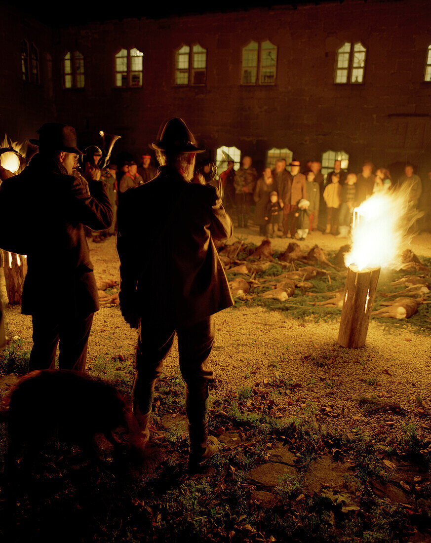 Jagdhornbläser nach der Jagd im Schlosshof bei Nacht, Schloss Frankenberg, Weigenheim, Mittelfranken, Bayern, Deutschland, Europa