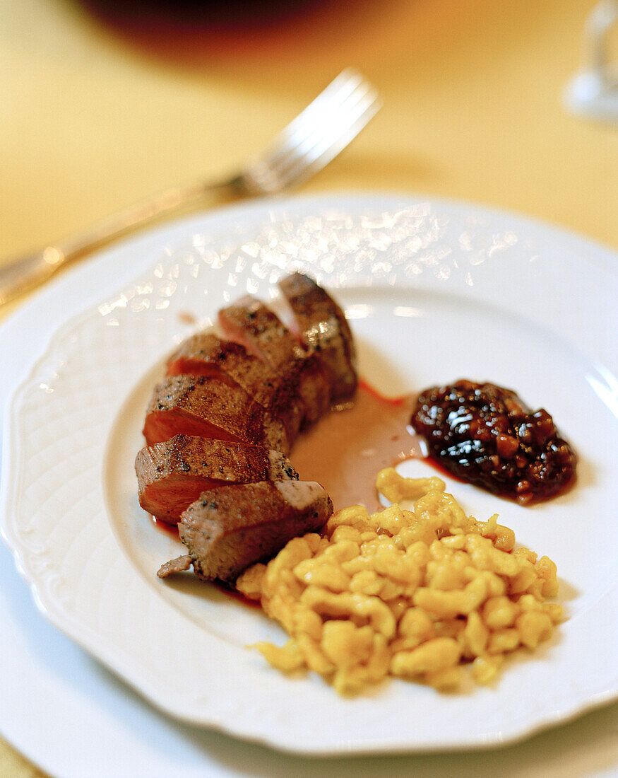 Rehfilet mit gebratenen Spätzle und Zwetschgen Chutney, Schloss Frankenberg, Weigenheim, Mittelfranken, Bayern, Deutschland, Europa