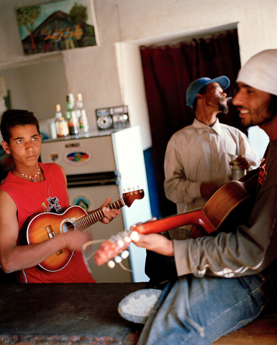 Vater, Sohn und Cousin musizieren im Casa Ramiro, Cha das Caldeiras, Insel Fogo, Ilhas do Sotavento, Republic Kap Verde, Afrika
