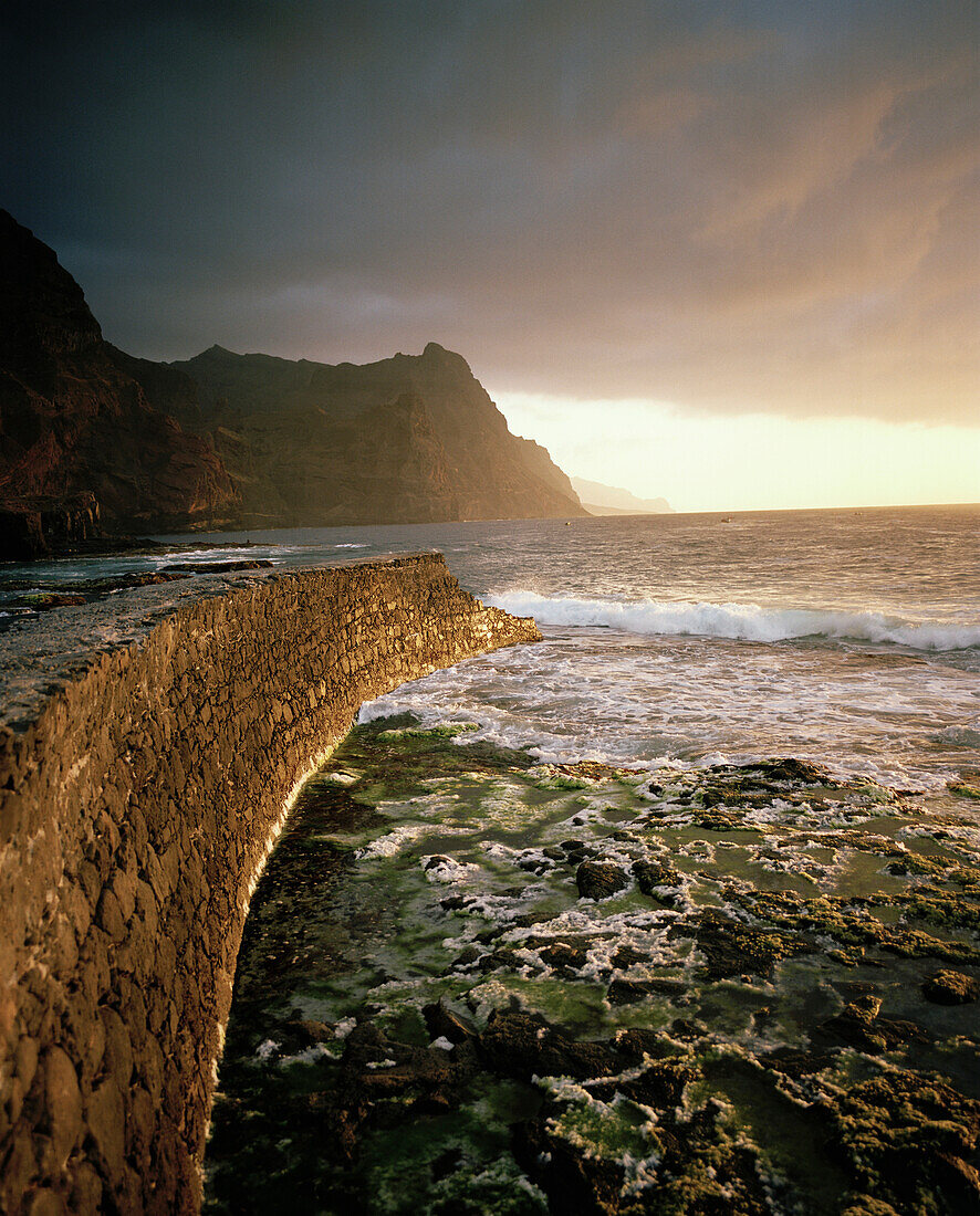 Kaimauer des natürlichen Hafens Boca de Pistol in der Abendsonne, Ponta do Sol, Santo Antao, Ilhas de Barlavento, Republic Kap Verde, Afrika