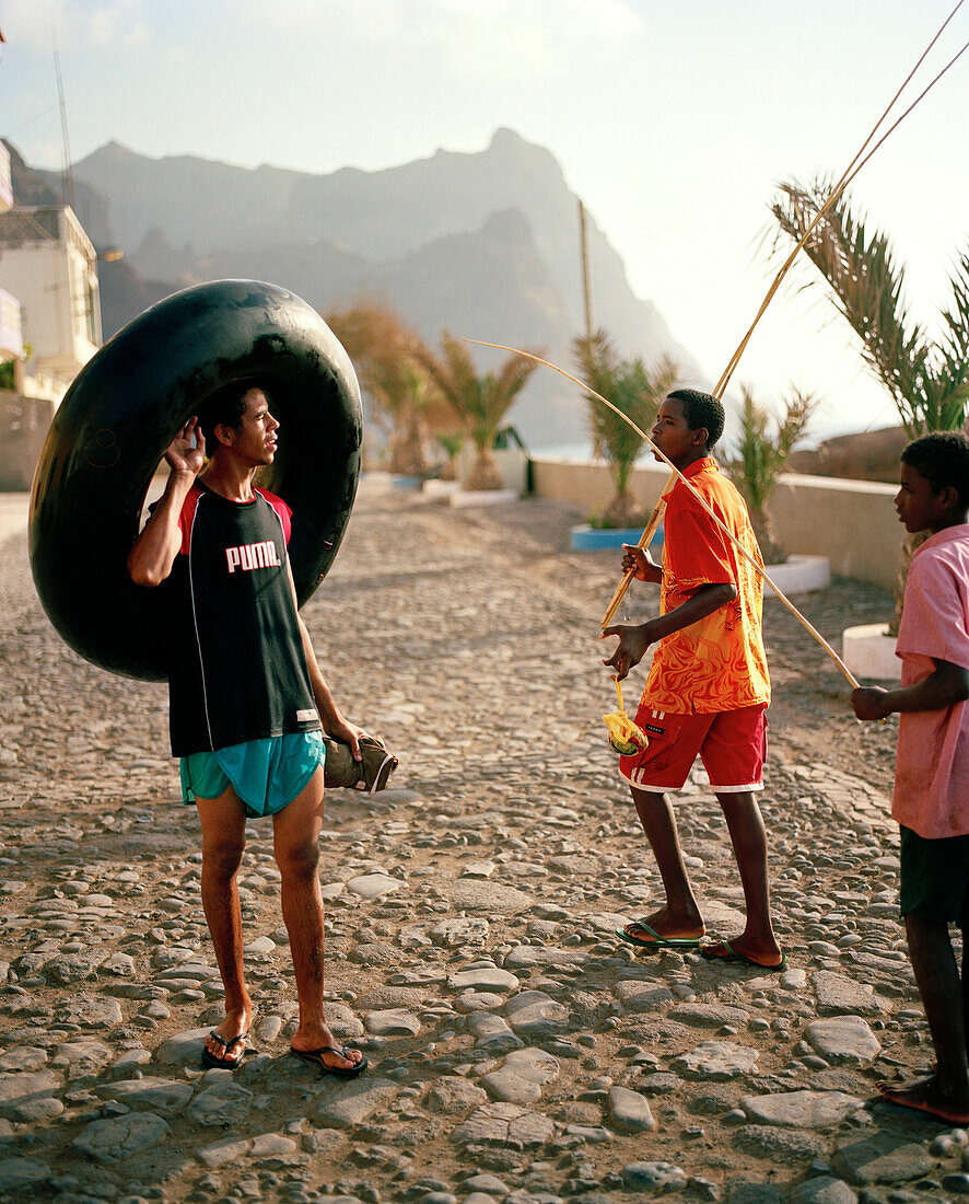 Jungen kommen vom Baden und Fischen über die Dorfstrasse, Ponta do Sol, Santo Antao, Ilhas de Barlavento, Republic Kap Verde, Afrika