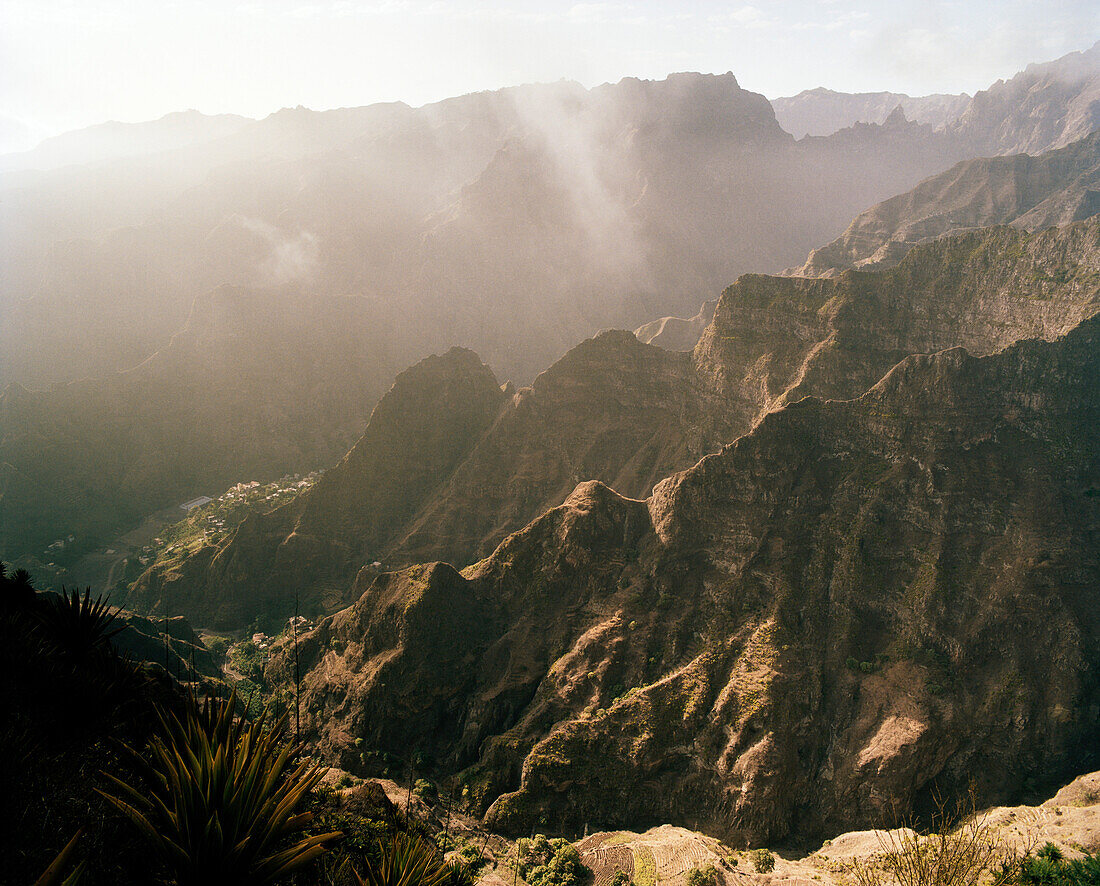 Blick ins Tal Ribeira da Torre und auf Bergkämme, Santo Antao, Ilhas de Barlavento, Republic Kap Verde, Afrika