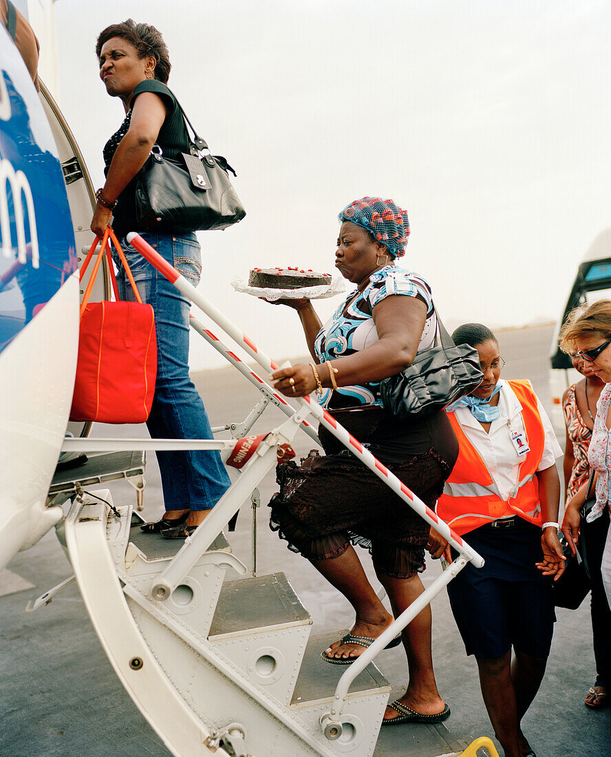 Passagiere besteigen TACV Flugzeug nach Boa Vista, Sal, Ilhas de Barlavento, Republic Kap Verde, Afrika