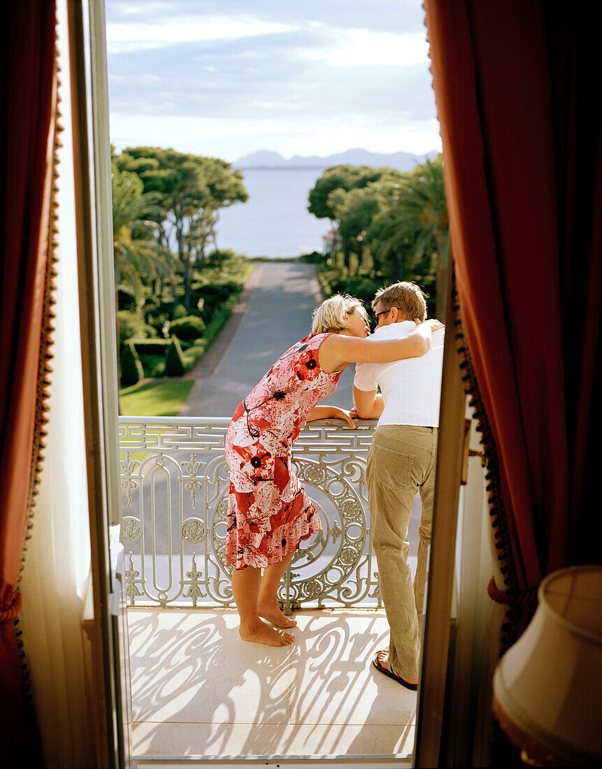 Paar auf dem Balkon eines Zimmers, Blick auf Garten und Mittelmeer, Hotel du Cap-Eden-Roc Boulevard JF Kennedy, BP 29, 06601 Antibes Cedex, Côte d'Azur, Frankreich, Europa