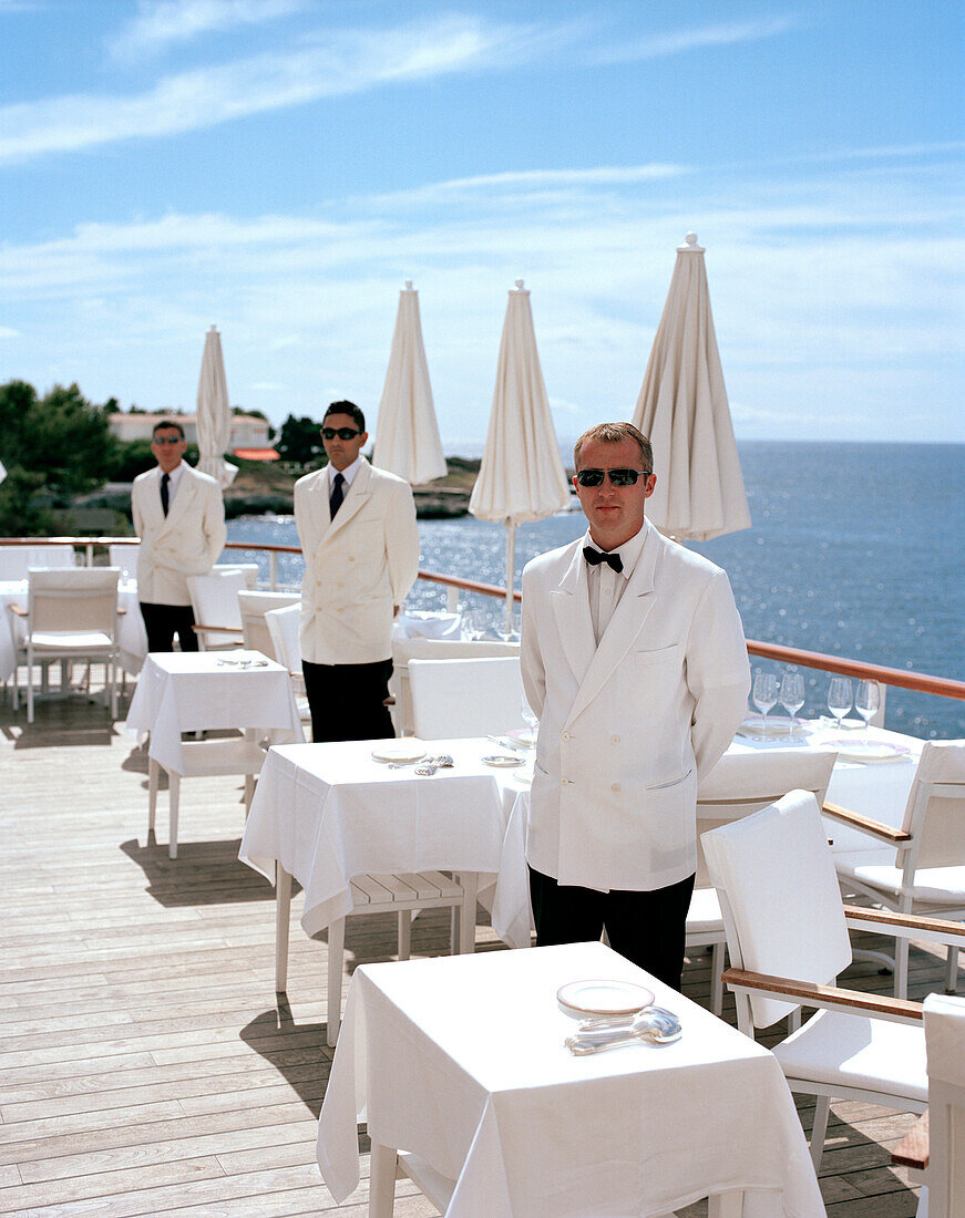 Kellner auf der Eden-Roc Restaurant Terrasse, Hotel du Cap-Eden-Roc Boulevard JF Kennedy, BP 29, 06601 Antibes Cedex, Côte d'Azur, Frankreich, Europa