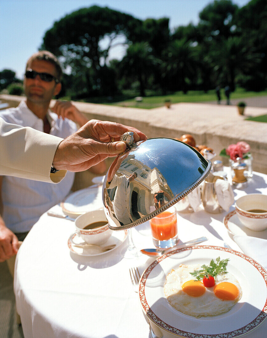 Gast beim Frühstück auf der Bellini Terrasse, Hotel du Cap-Eden-Roc Boulevard JF Kennedy, BP 29, 06601 Antibes Cedex, Côte d'Azur, Frankreich, Europa