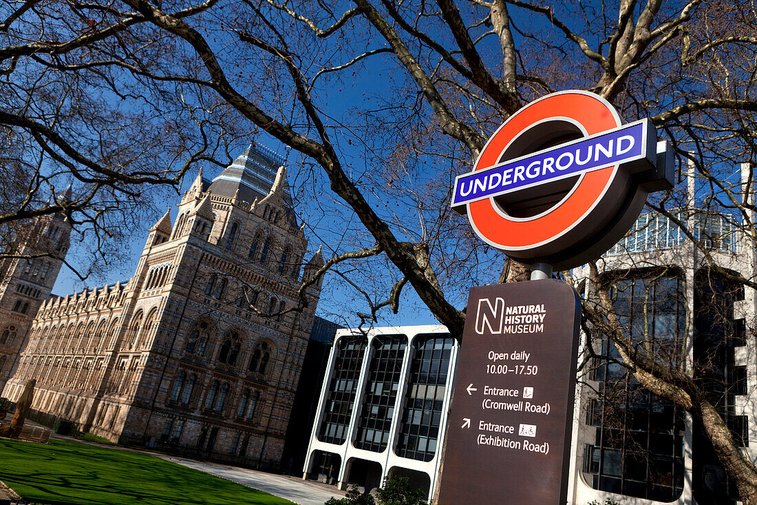U-bahn Schild beim Natural History Museum, Tube, London Underground, Cromwell Road, Kensington, London, England, Grossbritannien