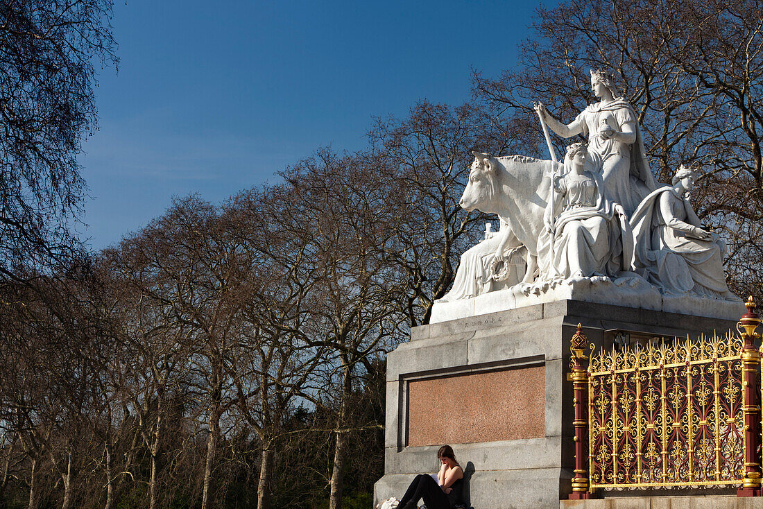 Frau entspannt sich am Denkmal, Albert Memorial, Hyde Park, London, England, Grossbritannien