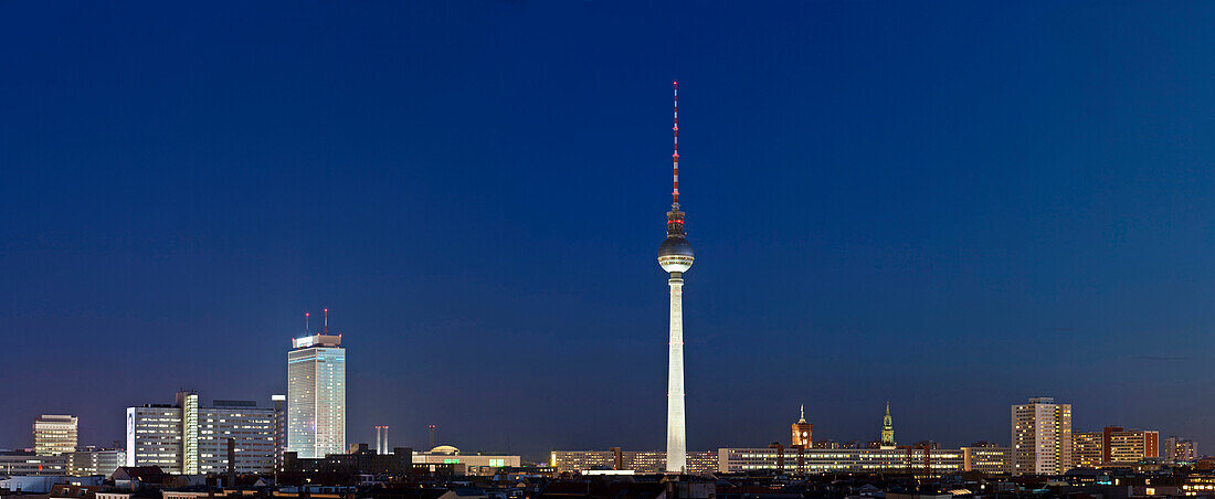 Blick über Berlin Mitte in Richtung Fernsehturm, Nachts, Berlin Mitte, Berlin, Deutschland