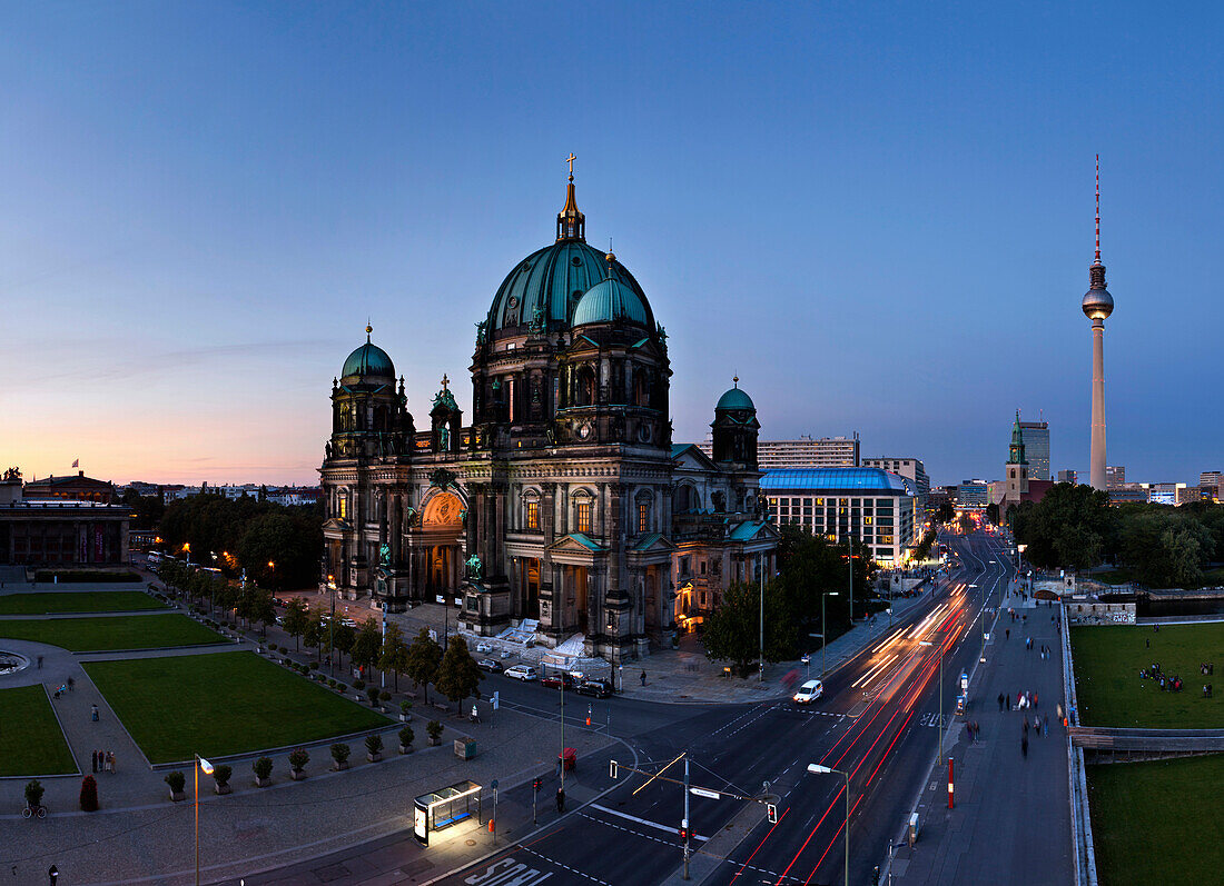 Schlossplatz mit Blick auf Berliner Dom und Fernsehturm Berlin Mitte, Berlin, Deutschland