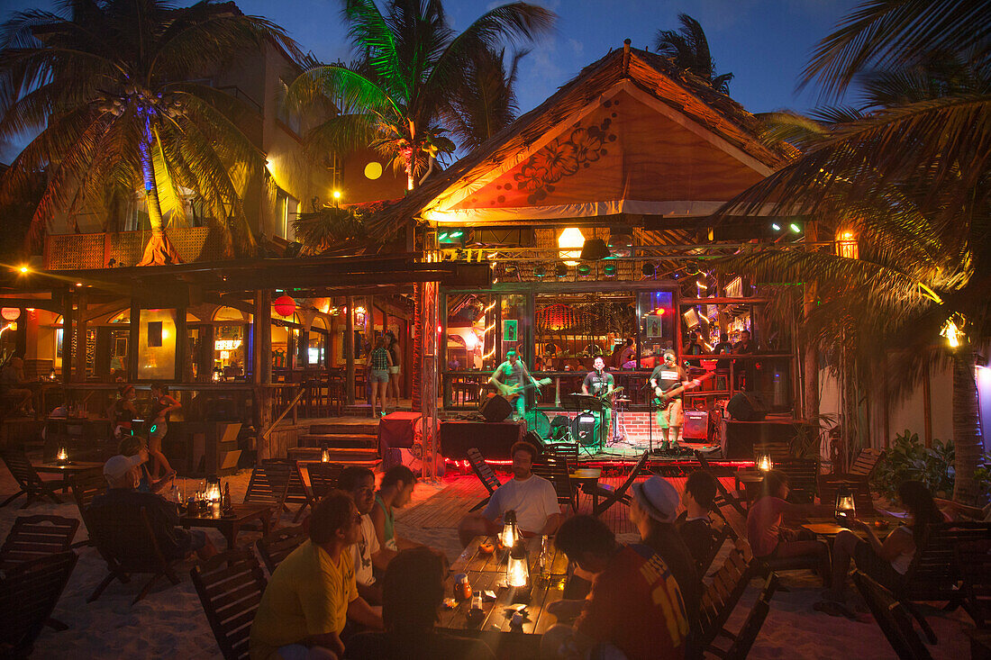 Menschen sitzen draußen vor Fusion Bar und Restaurant am Strand und genießen Livemusik einer Band, Playa del Carmen, Riviera Maya, Quintana Roo, Mexiko, Mittelamerika