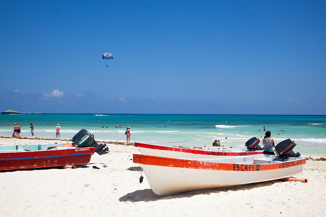 Fischerboote am Strand, Playa del Carmen, Riviera Maya, Quintana Roo, Mexiko, Mittelamerika
