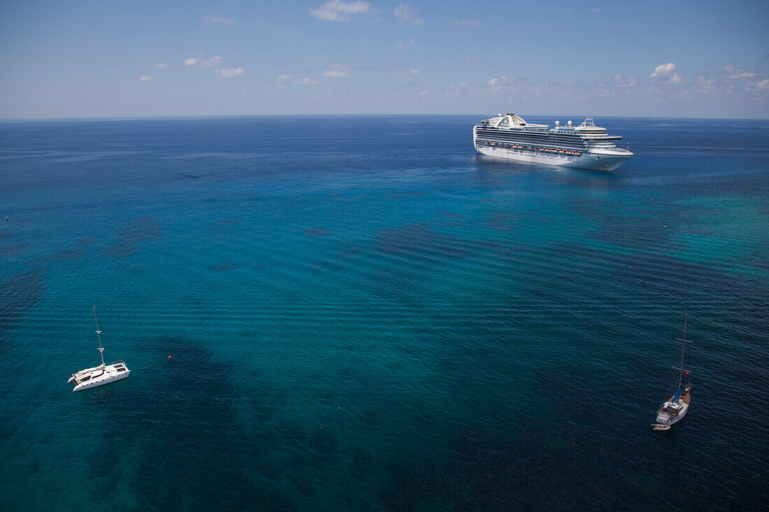 Luftaufnahme von Segelbooten und Kreuzfahrtschiff Crown Princess (Princess Cruises), George Town, Grand Cayman, Kaimaninseln (Cayman-Inseln), Karibik
