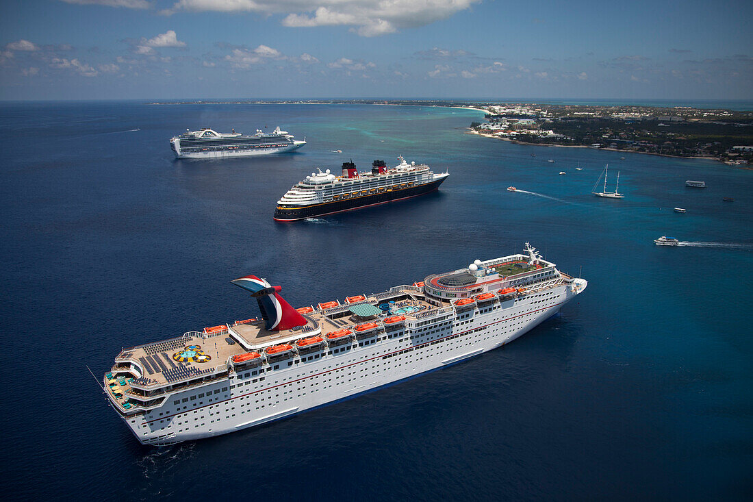 Luftaufnahme von Kreuzfahrtschiffen Carnival Paradise (Carnival Cruise Lines), Disney Magic (Disney Cruise Line) und Crown Princess (Princess Cruises), George Town, Grand Cayman, Kaimaninseln (Cayman-Inseln), Karibik