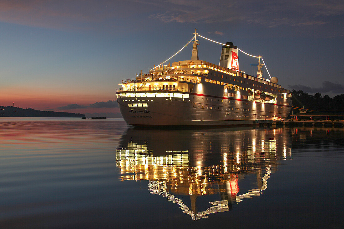 Kreuzfahrtschiff MS Deutschland (Reederei Peter Deilmann) im Hafen in der Abenddämmerung, Port Antonio, Portland, Jamaika, Karibik