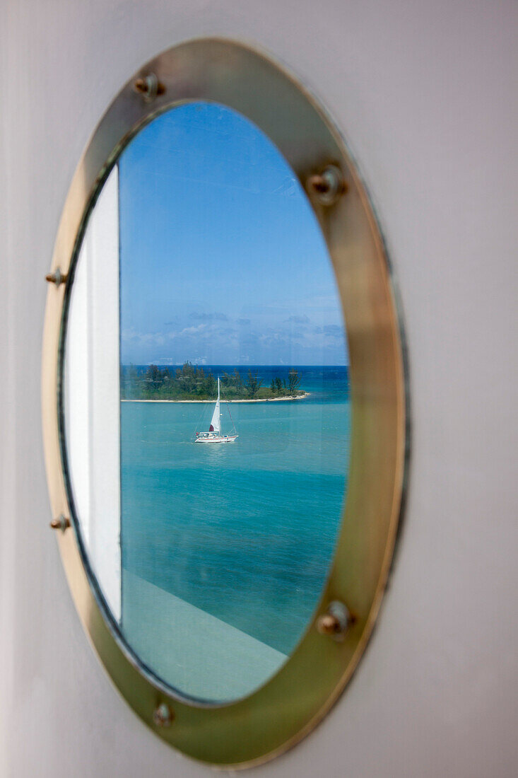 Blick auf Segelboot durch Fenster an Deck von Kreuzfahrtschiff MS Deutschland (Reederei Peter Deilmann), Montego Bay, St. James, Jamaika, Karibik