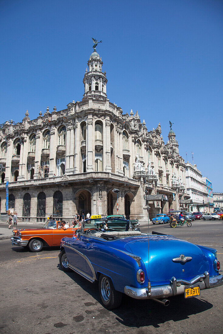Amerikanische Oldtimer Autos vor dem Gran Teatro de La Habana Theater, Havanna, Havana, Kuba, Karibik