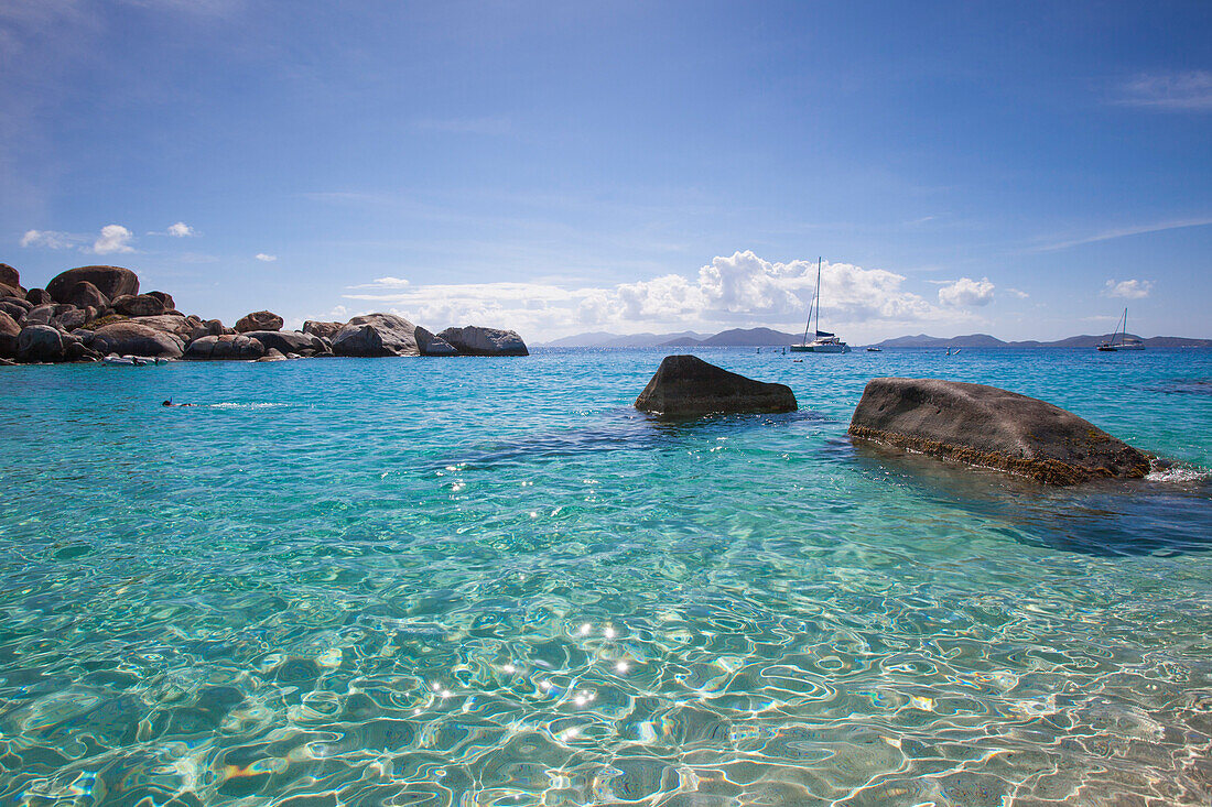 Riesige Granitfelsen am Strand Devil's Beach nahe The Baths, Virgin Gorda, Virgin Gorda, Britische Jungferninseln, Karibik