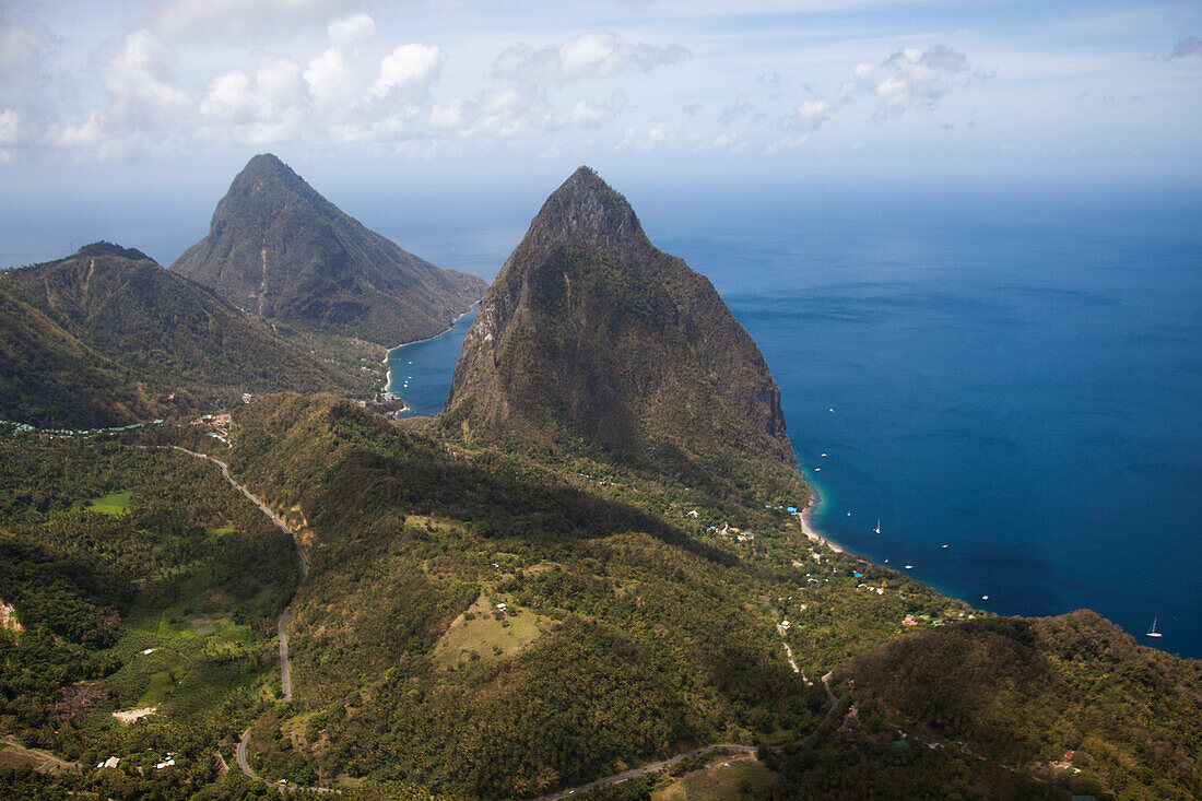 Luftaufnahme von den markanten Bergen The Pitons, Soufriere, Soufriere, Saint Lucia, Karibik