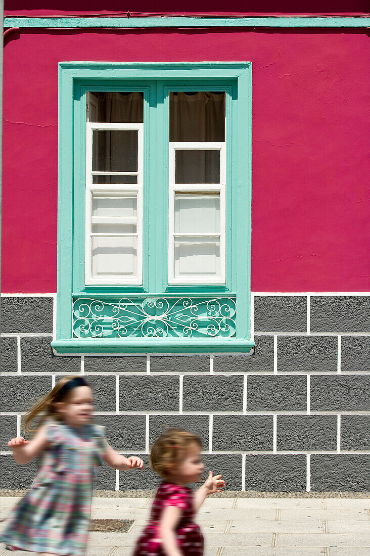 Historisches Stadthaus und spielende Kinder, Puerto de la Cruz, Teneriffa, Kanarische Inseln, Spanien, Europa