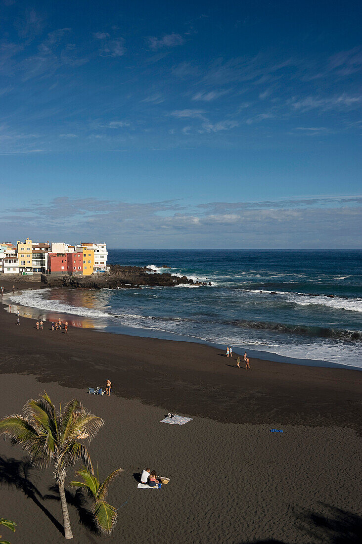 Blick auf Menschen am Strand, Playa Jardin, Puerto de la Cruz, Teneriffa, Kanarische Inseln, Spanien, Europa