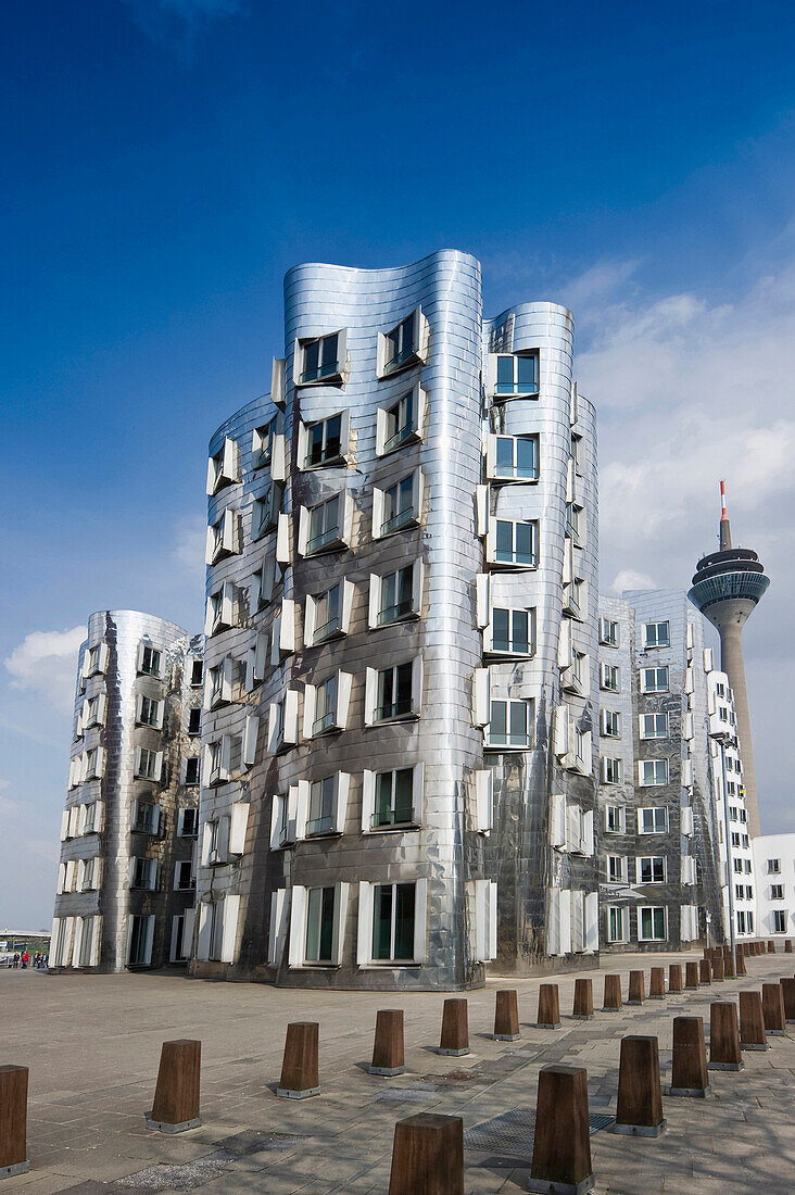 Fernsehturm und Häuser des Architekten Frank Gehry, Düsseldorf, Nordrhein-Westfalen, Deutschland, Europa