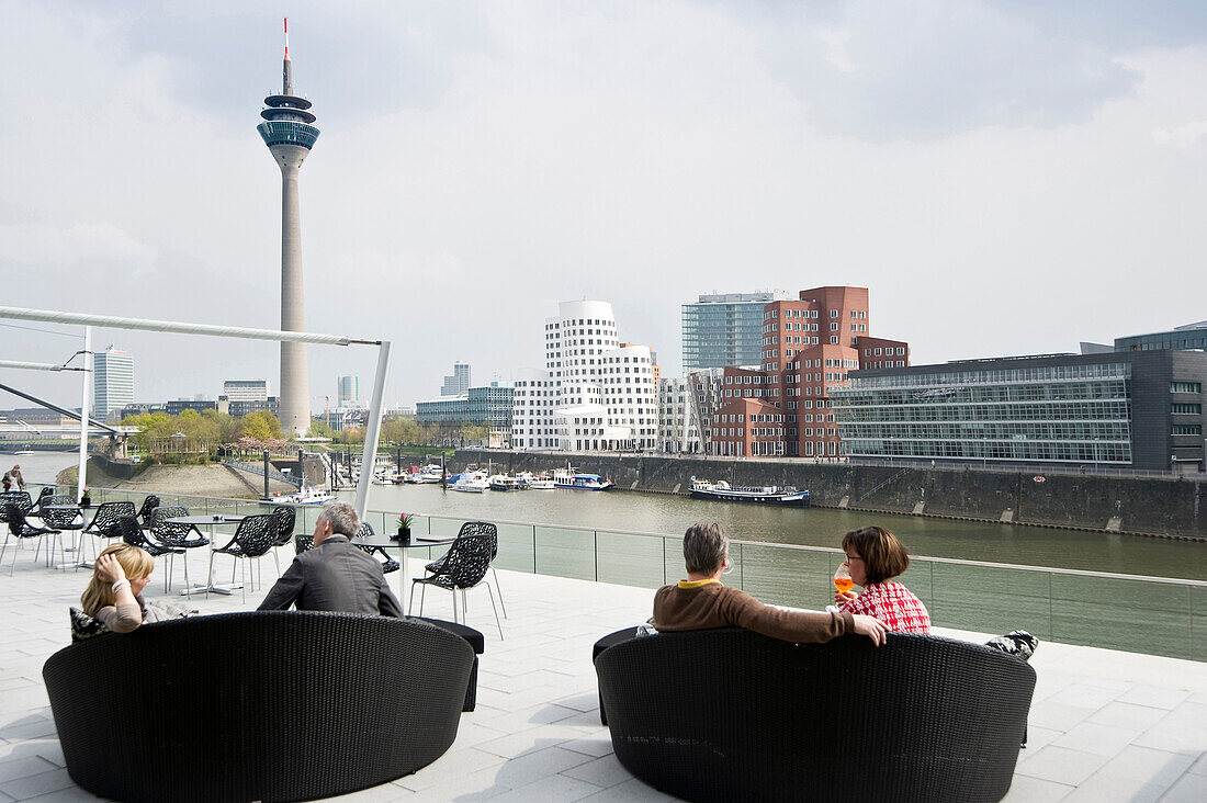 Café im Medienhafen mit Fernsehturm und Häusern des Architekten Frank Gehry, Düsseldorf, Nordrhein-Westfalen, Deutschland, Europa