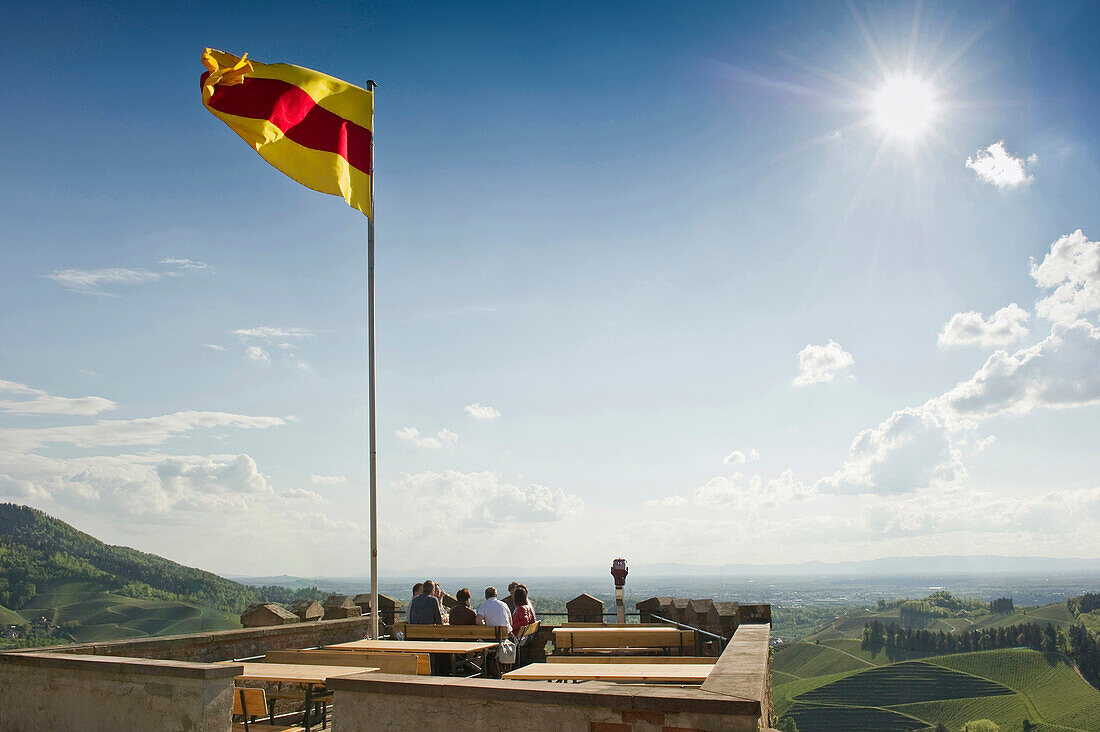 Weinberge und Schloss Staufenberg mit badischer Flagge, Durbach, Ortenau, Schwarzwald, Baden-Württemberg, Deutschland, Europa