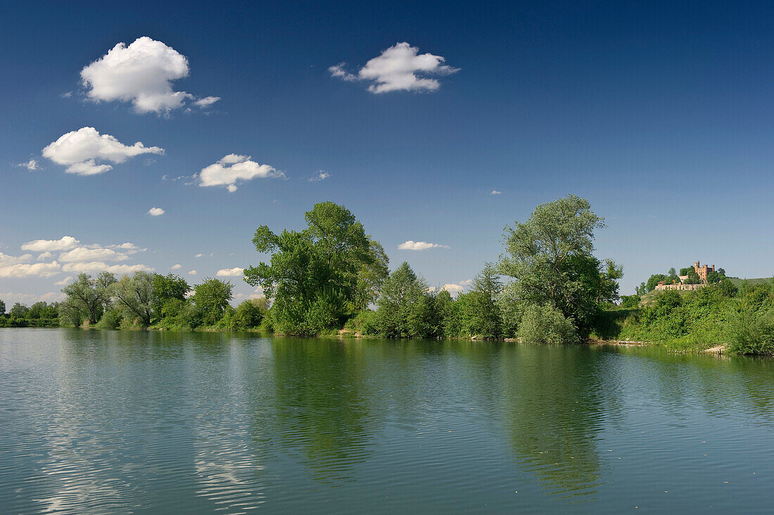 Blick über einen See auf Schloss Ortenberg, Ortenau, Schwarzwald, Baden-Württemberg, Deutschland, Europa