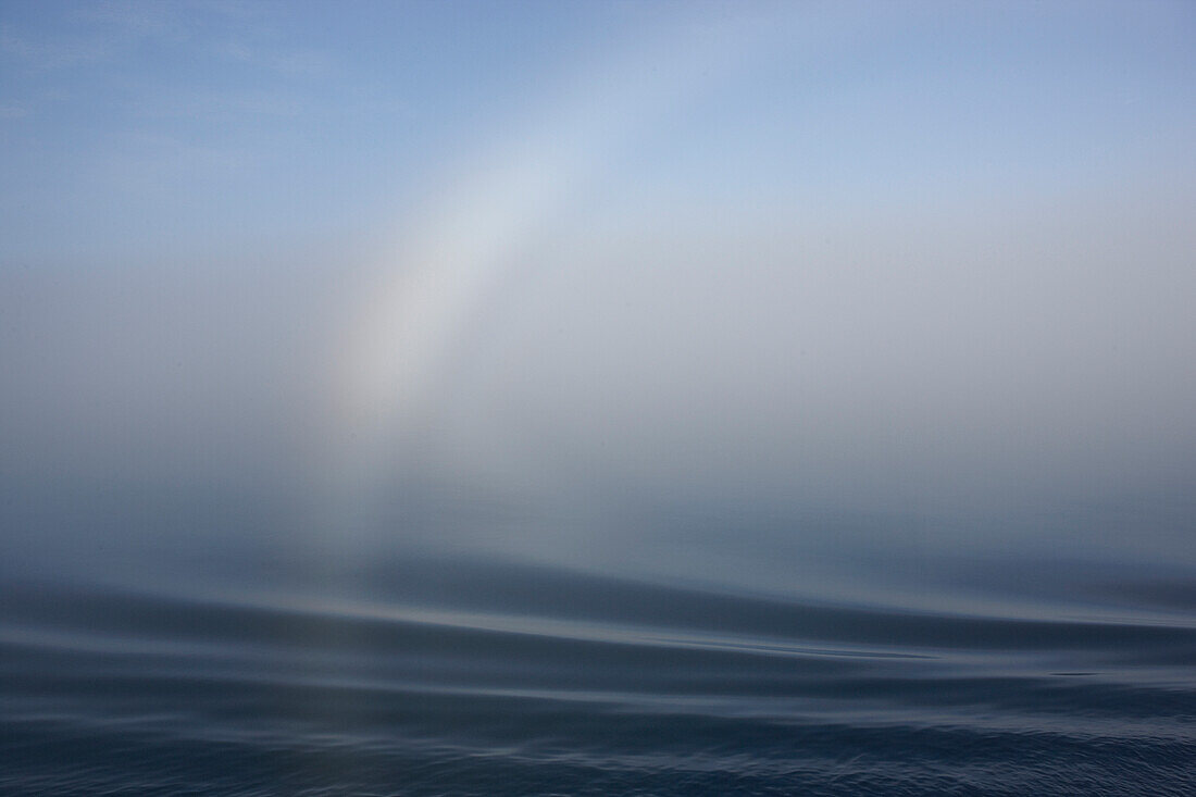 Nebelbogen überm Meer, Spitzbergen, Hinlopenstretet, arktischer Ozean, Norwegen, Europa