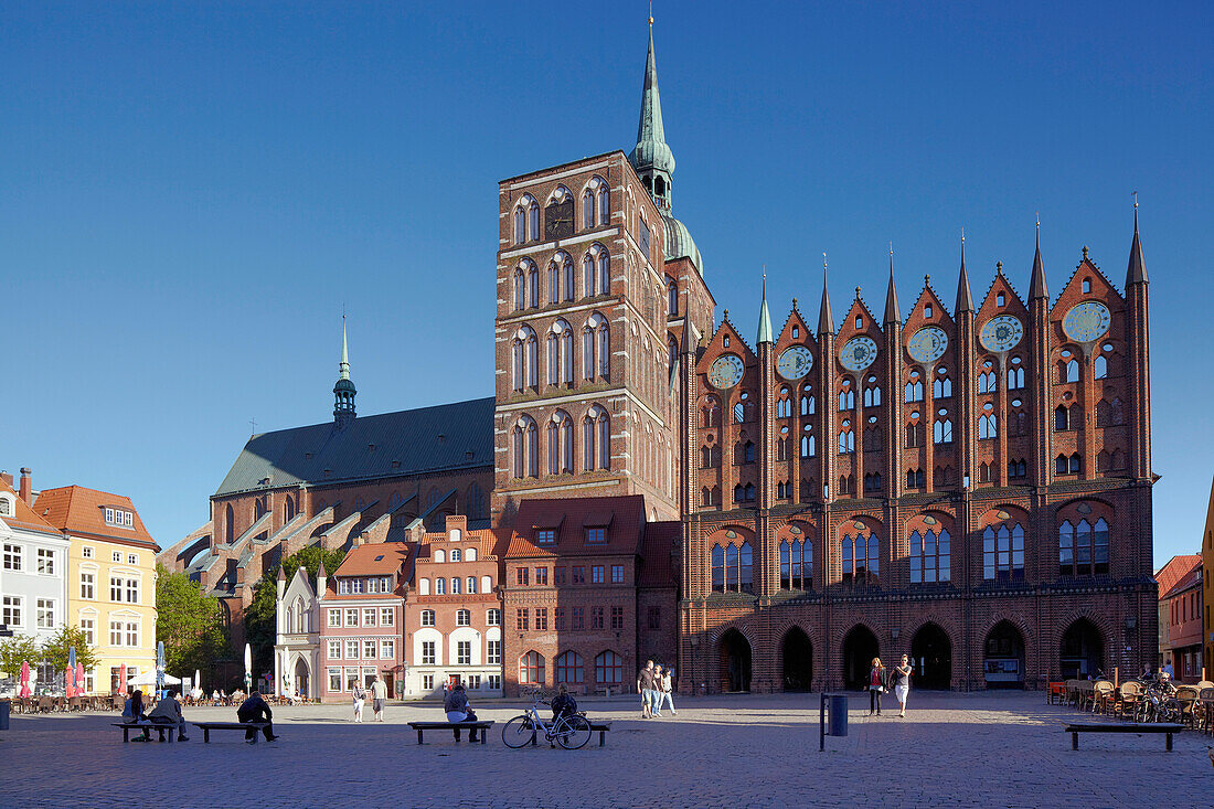 Rathaus und Nikolaikirche am Markt, Hansestadt Stralsund, Mecklenburg Vorpommern, Deutschland