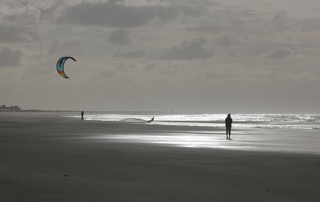 Kite surfing on the beach, Spiekeroog island, Lower Saxon Wadden Sea National Park, East Frisian Islands, Lower Saxony, Germany
