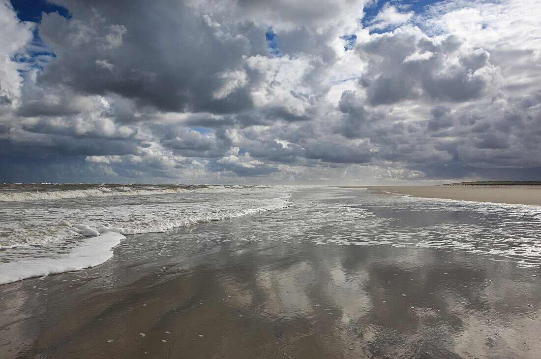Wolken und Meer, Insel Spiekeroog, Nordseeküste, Nationalpark Wattenmeer, Niedersachsen, Deutschland