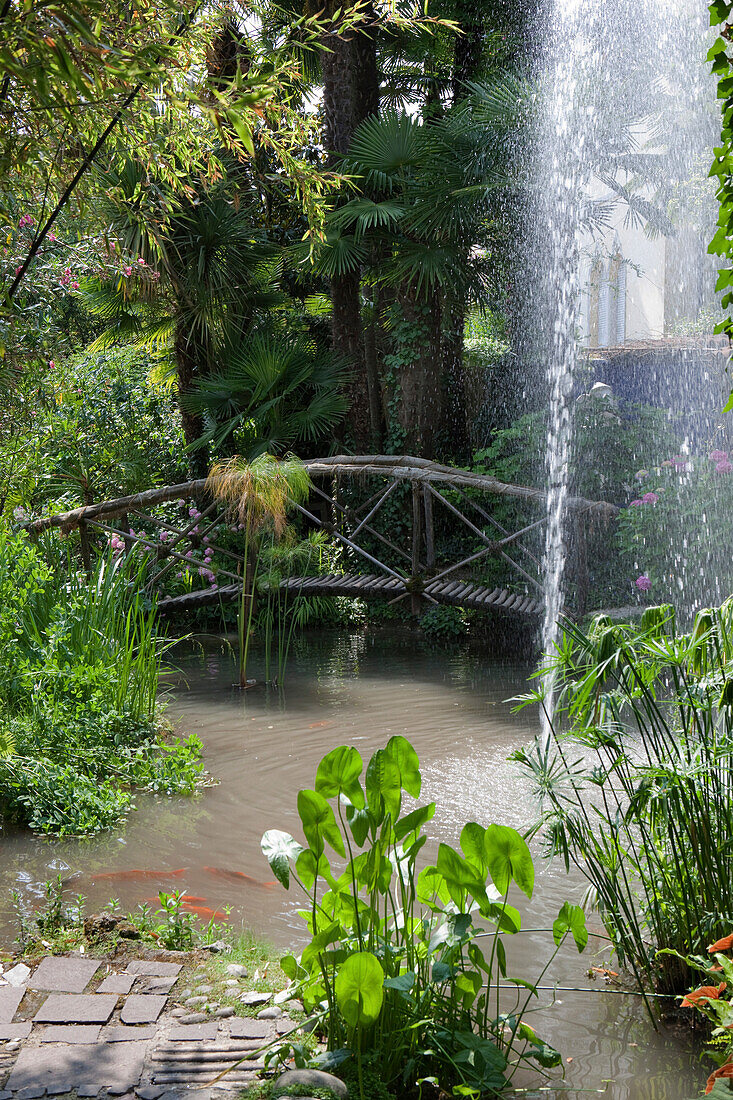 Brücke über einen Teich mit Springbrunnen im Garten von Andre Heller, Giardino Botanico, Gardone Riviera, Gardasee, Lombardei, Italien, Europa
