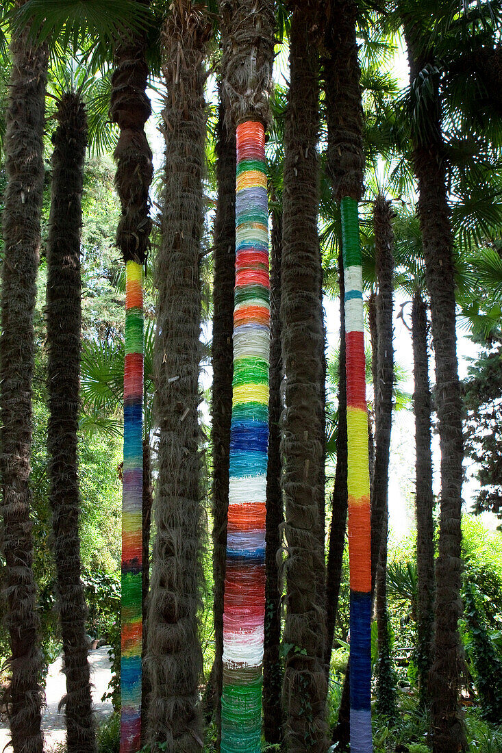 Bemalte Baumstämme im Garten von Andre Heller, Giardino Botanico, Gardone Riviera, Gardasee, Lombardei, Italien, Europa