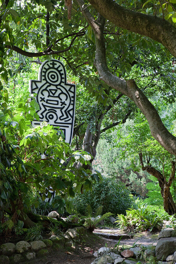 Eine Skulptur von Keith Haring im Garten von Andre Heller, Giardino Botanico, Gardone Riviera, Gardasee, Lombardei, Italien, Europa