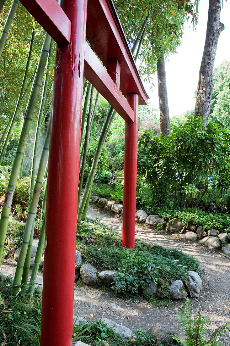 Chinese gate at Andre Hellers' Garden, Giardino Botanico, Gardone Riviera, Lake Garda, Lombardy, Italy, Europe