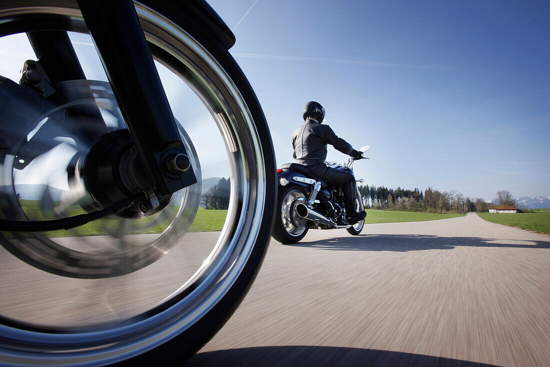 Motorradtouren um Garmisch, Motorradfahrer, Nebenroute bei Bad Tölz, Bayern, Deutschland