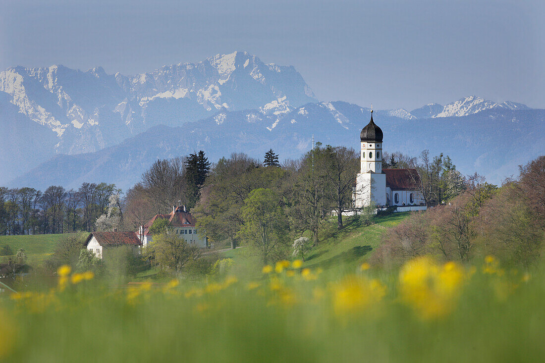 Blick über Holzhausen Richtung Zugspitze, Frühling, Holzhausen am Starnberger See, Oberbayern, Bayern, Deutschland