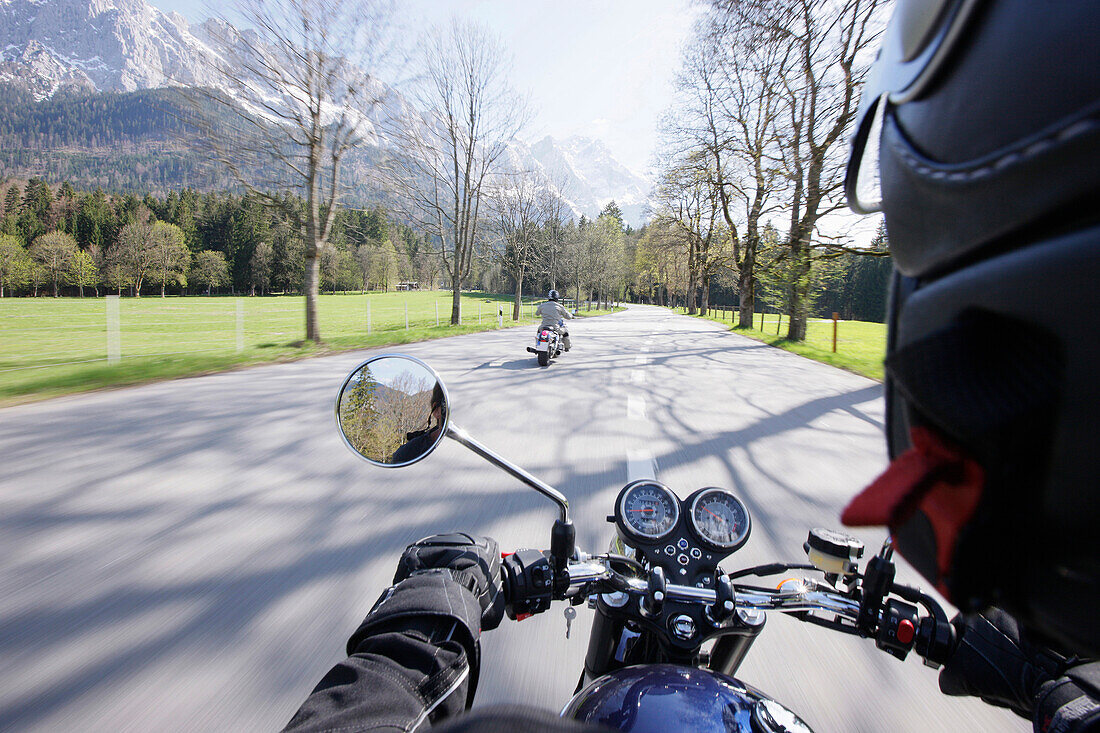 Motorradtouren um Garmisch, Motorradfahrer auf der Strecke zum Eibsee bei Garmisch, Zugspitze, Bayern, Deutschland